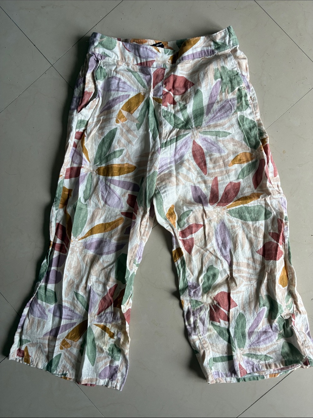 Nicole Miller Linen Leaf-Print Cropped Capris